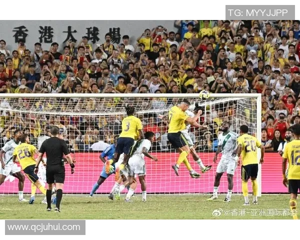 全球足球巨星合影精选集 球场英雄齐聚一堂的精彩瞬间 全球足球巨星合影精选集 球场英雄齐聚一堂的精彩瞬间